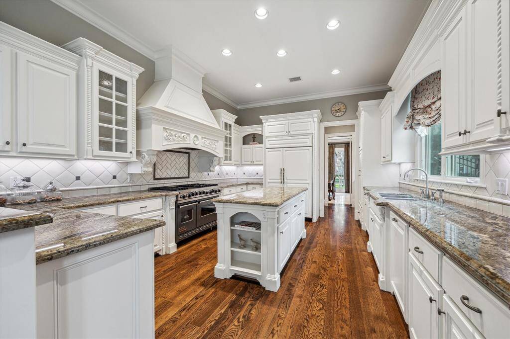 Wonderful chef's kitchen with SubZero/Viking appliances and adjoining butler's pantry.