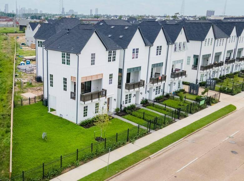 Enormous fenced in yard!