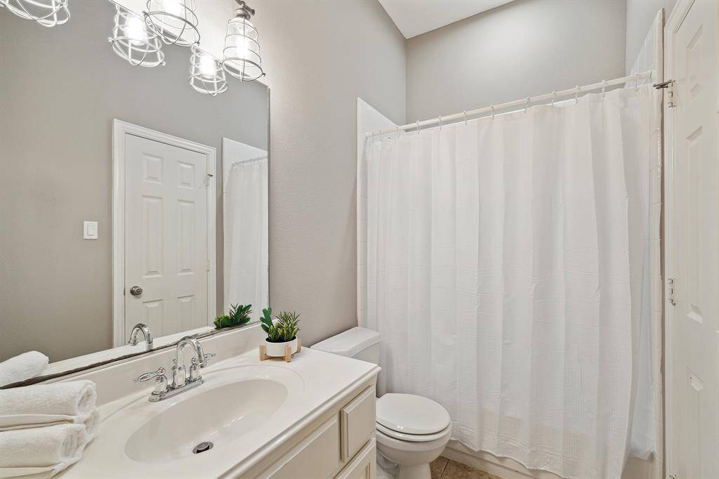 Full Secondary Bathroom on first floor.  This is also the ensuite bathroom for the Guest Bedroom ON FIRST FLOOR!!