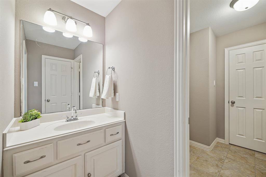 Each bedroom adjacent to Hollywood bath has a designated vanity.