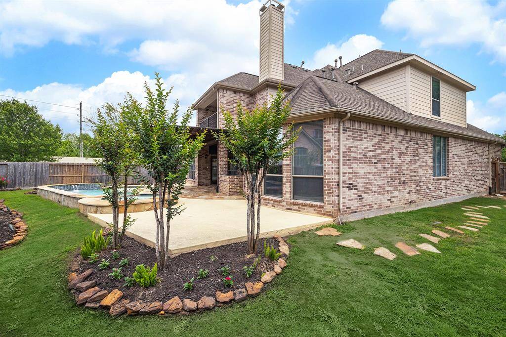 Large side yard.