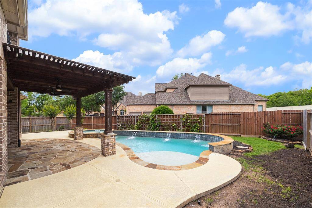 Water features in the pool.