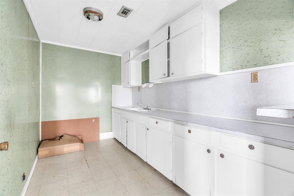 Kitchen with 220v plug for oven