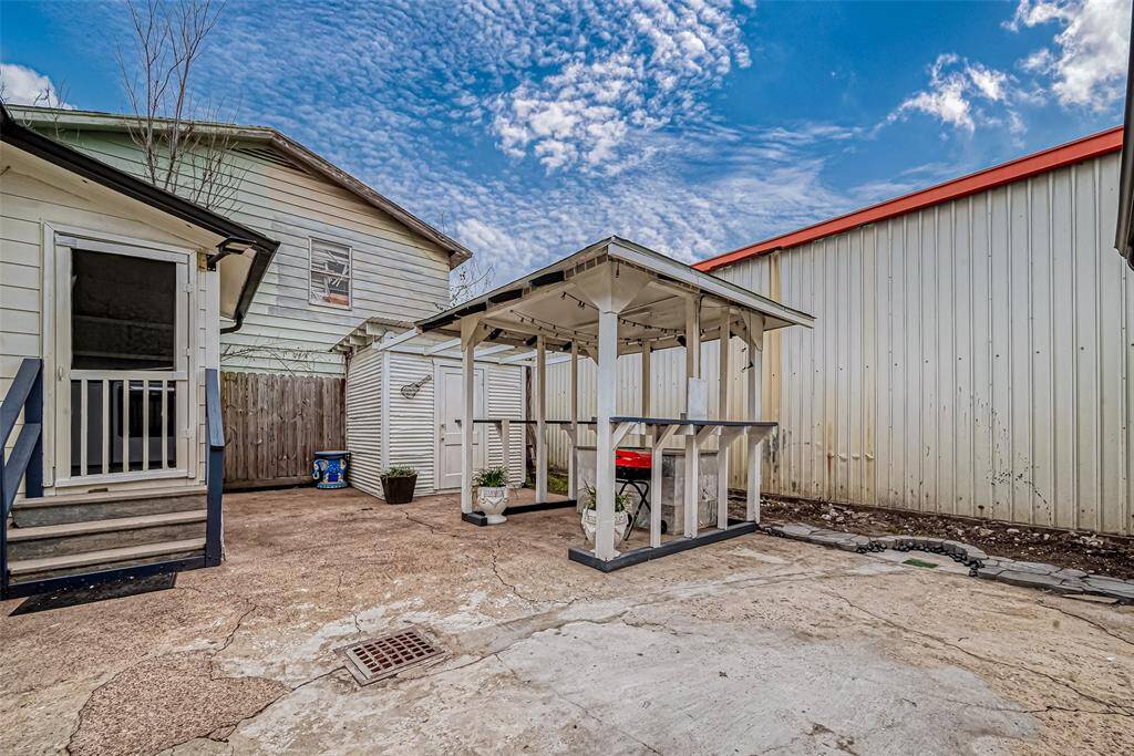 Laundry room with Washer and Dryer included