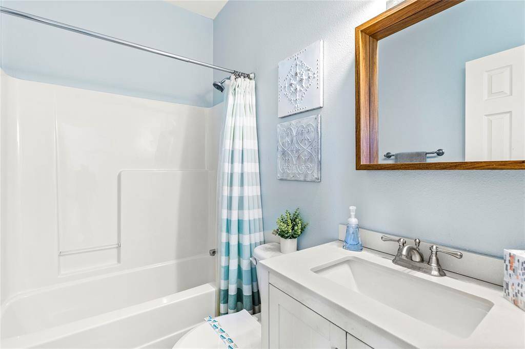 Secondary bathroom on the first floor