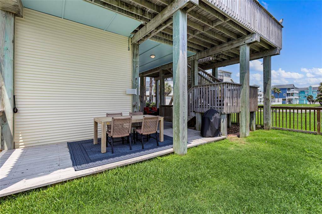 Fully fenced in area for pets and kids to play
