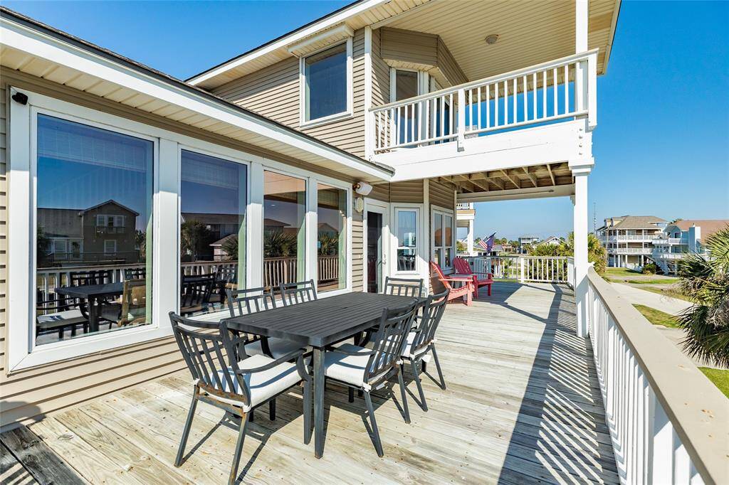 Upper and lower deck space with covered and uncovered lounging. Great gulf breezes and gulf sounds.