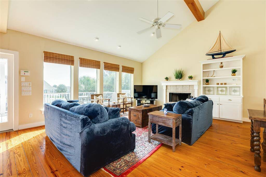 Wall to wall windows for natural light.