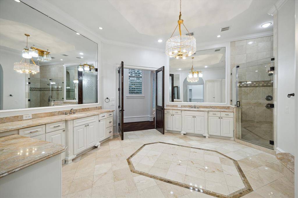 Primary en-suite bathroom
