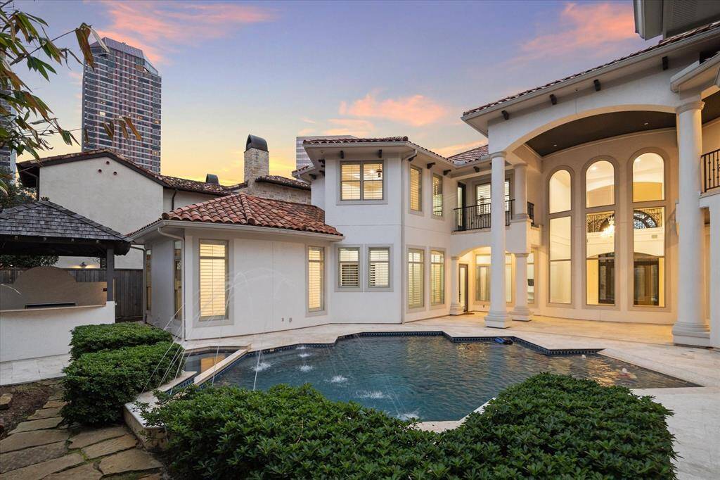 Immerse yourself in the lxurious oasis in the backyard