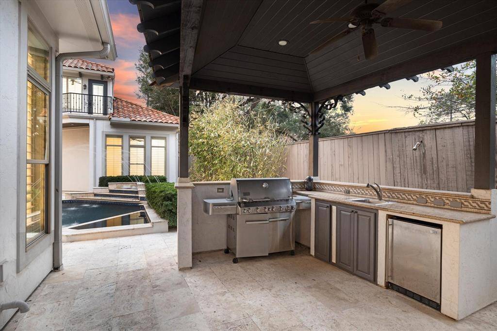 Outdoor kitchen perfect for entertaining
