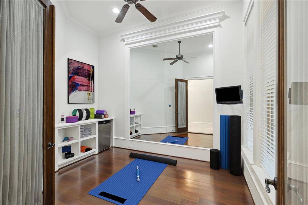 Virtually staged 1st floor flex room