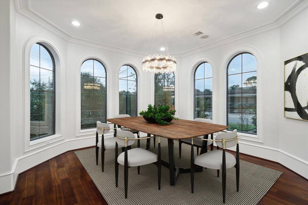 Virtually staged dining room