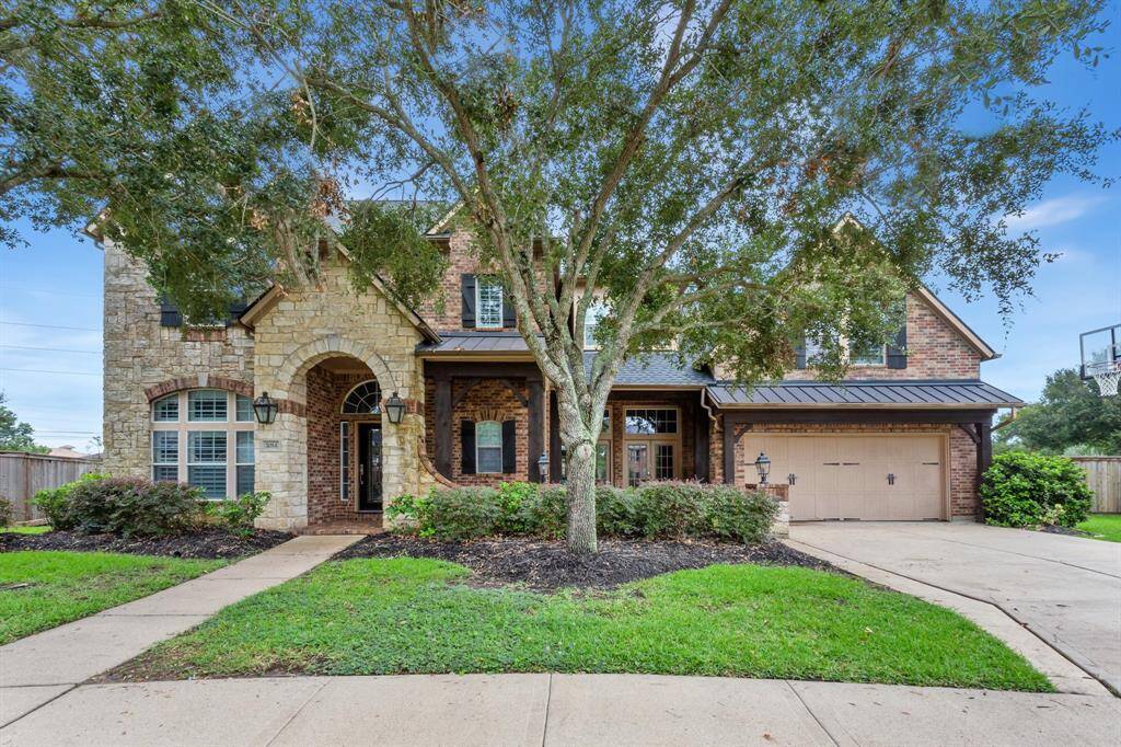 7014 Lake Haven Ct, Sugar Land Tx 77479- Lovely porch to sit out and enjoy the afternoons or mornings.