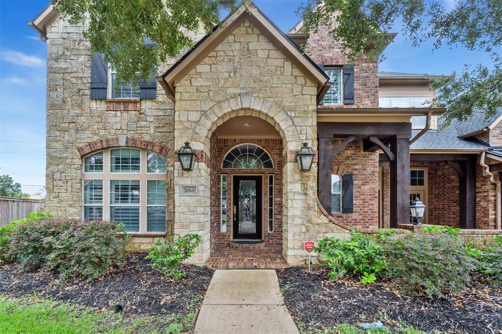 7014 Lake Haven Ct, Sugar Land Tx 77479-Stone and brik elevation.