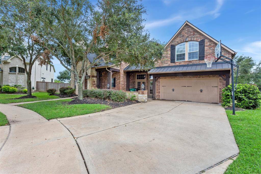 7014 Lake Haven Ct, Sugar Land Tx 77479- Double wide driveway.