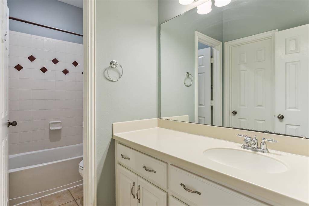 7014 Lake Haven Ct, Sugar Land Tx 77479- Full bath.