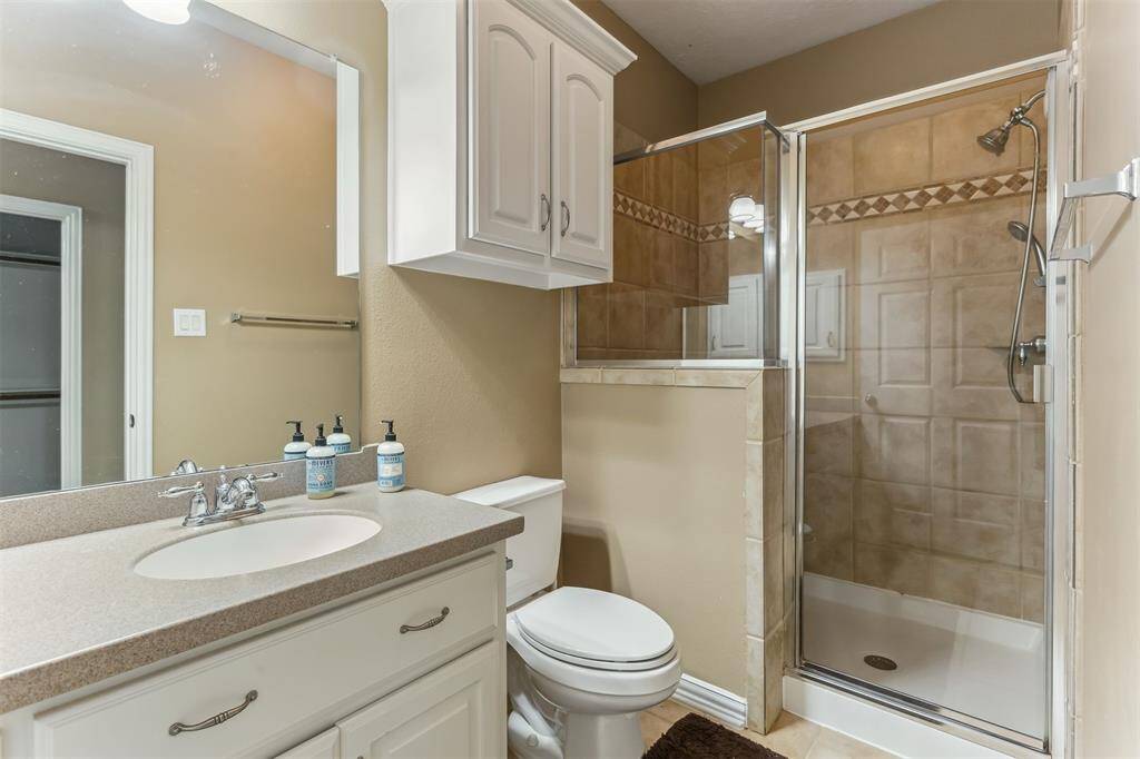 7014 Lake Haven Ct, Sugar Land Tx 77479-  full bathroom with shower for secondary bedroom down.