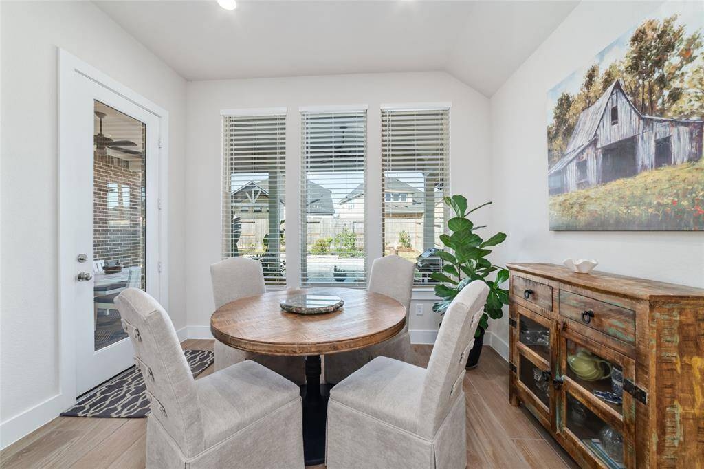 Breakfast nook located right off the kitchen and steps away from your dreamy backyard. Just need your morning cup of coffee and you’ve got yourself the perfect way to start your day.