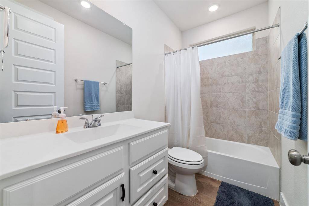Secondary bathroom with tub/shower and upgraded tile surround