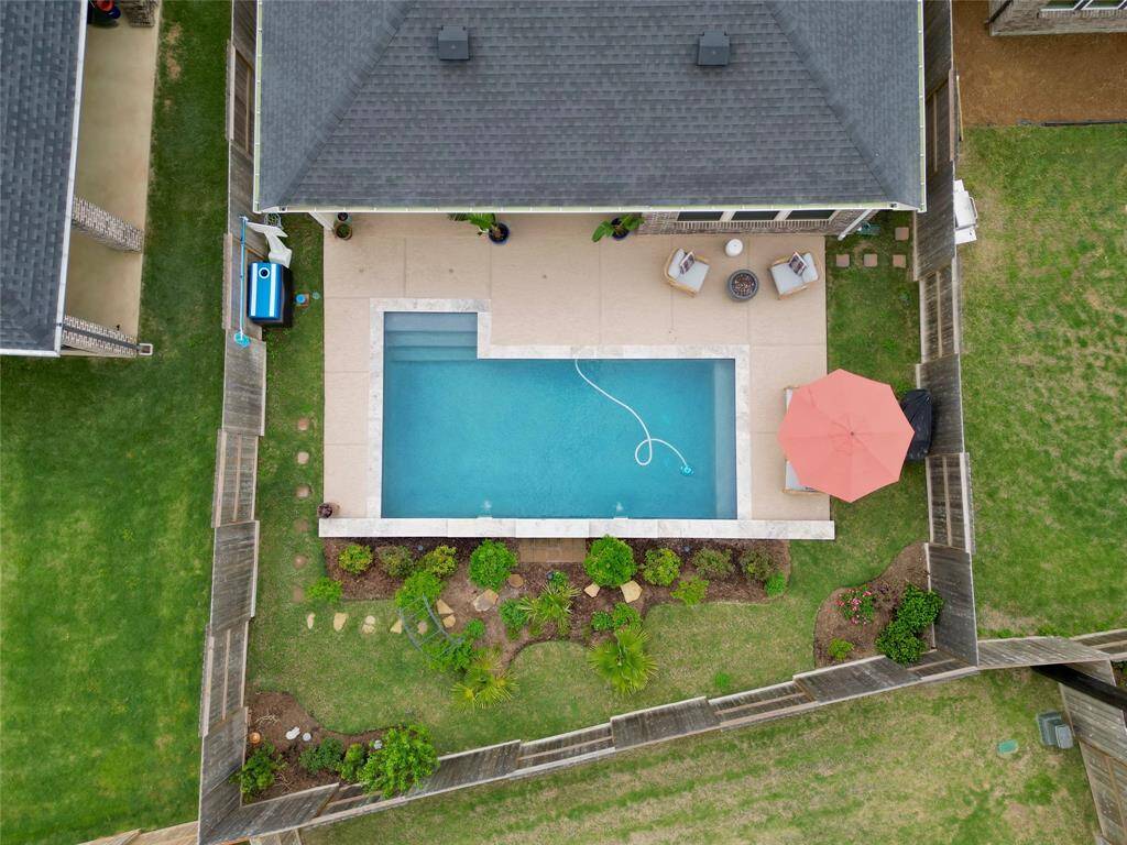 Healthy easement between your back neighbors for added privacy with your backyard oasis.