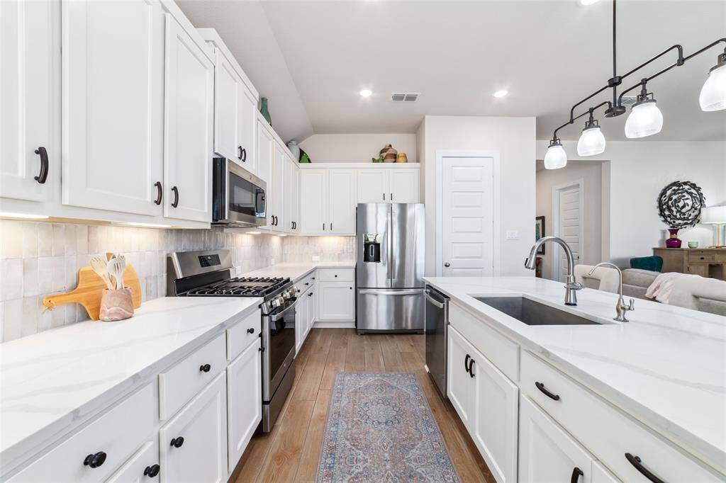 Oversized undermount sink and stainless appliances