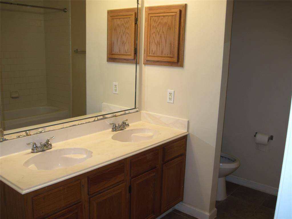 MASTER BATHROOM OPPOSITE VIEW