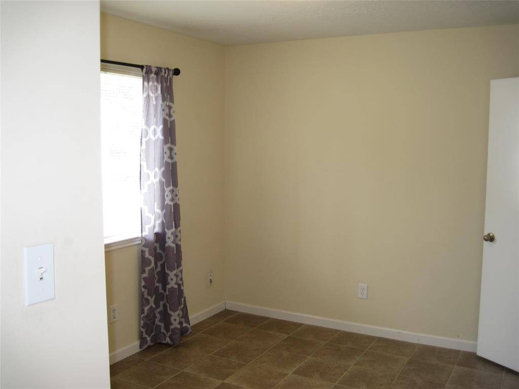 SECOND BEDROOM INSIDE VIEW