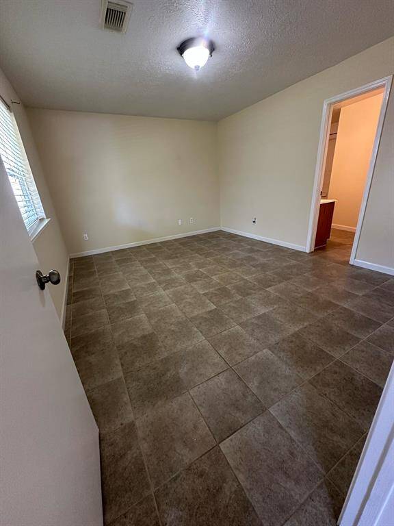 CONVENIENT SIZE MASTER BEDROOM