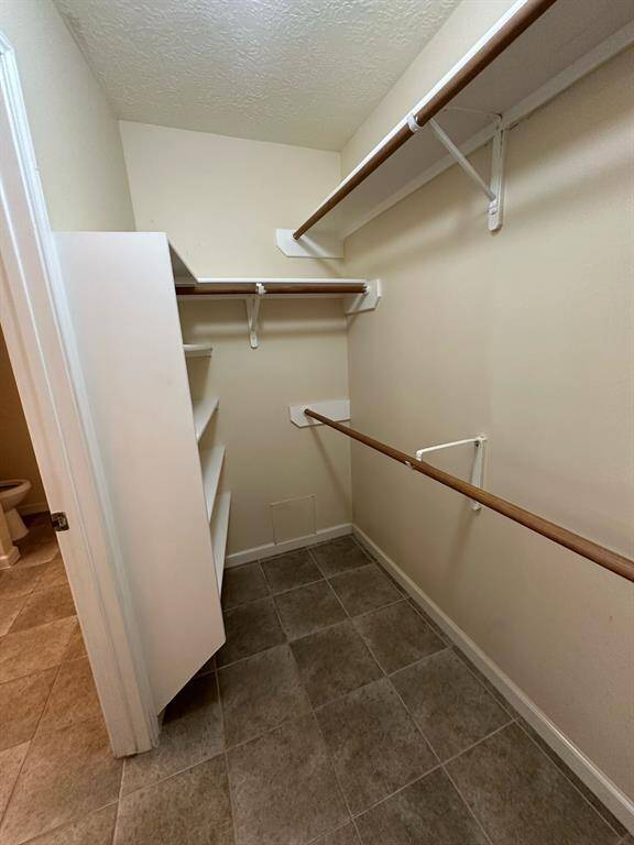 SPACIOUS WALKING CLOSET