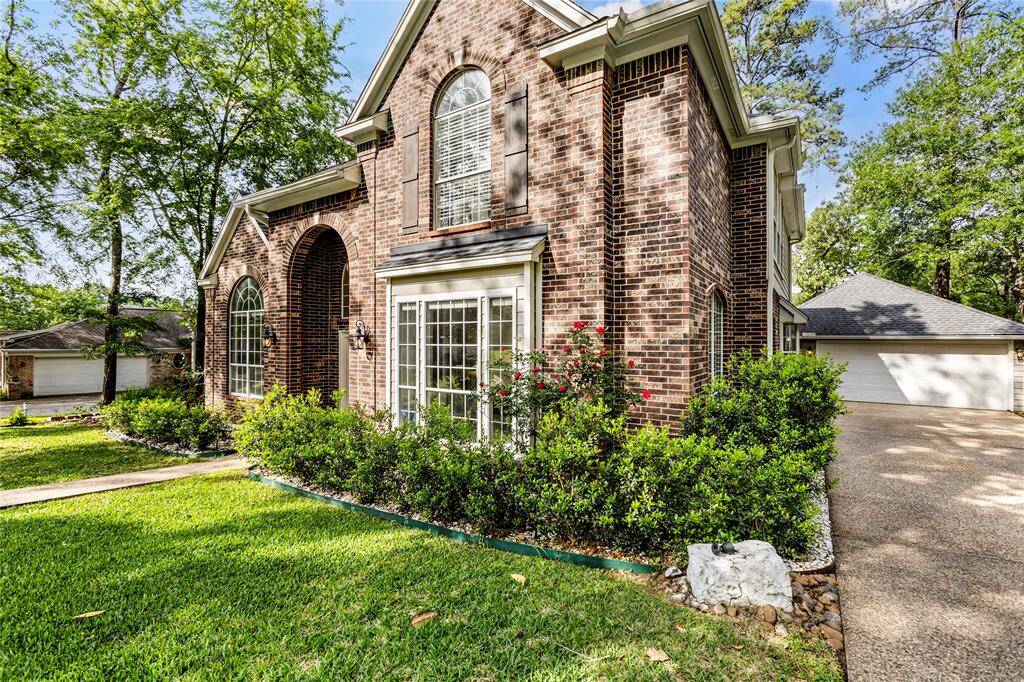 Highlighting the oversized detached garage.