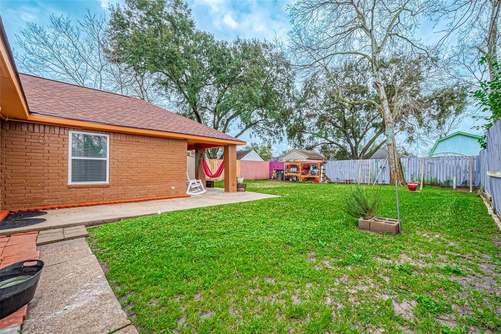 Large fully fence back yard!