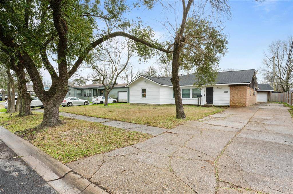 Expansive driveway offering ample parking and privacy.