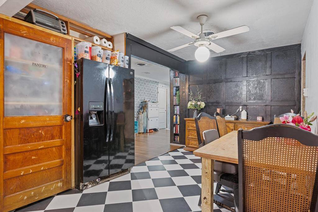 Cozy breakfast area adjacent to the kitchen.