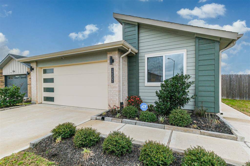 Modern-style single-story home with beautifully designed landscaping on a quiet cul-de-sac lot in the gated City Gate community, offering easy-breezy access to downtown and the Texas Medical Center!