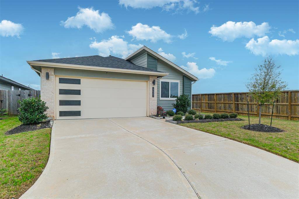 ern-style single-story home with beautifully designed landscaping on a quiet cul-de-sac lot in the gated City Gate community, offering easy-breezy access to downtown and the Texas Medical Center!