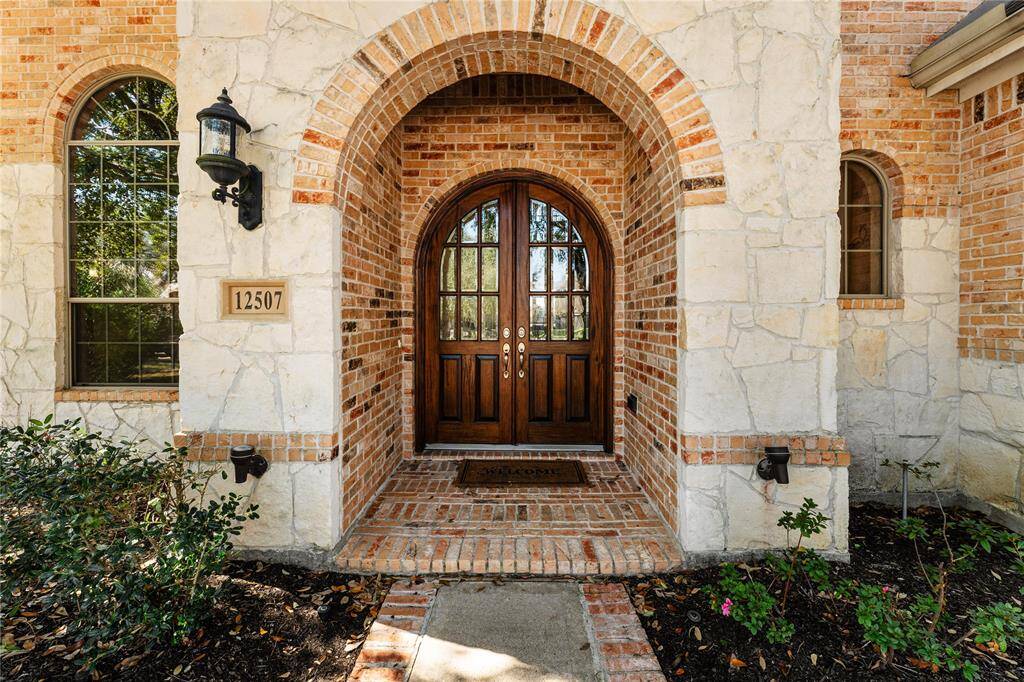 The exquisite curved wooden front doors with sleek glass panels make a striking first impression, blending timeless elegance with modern design. Their warm, inviting appeal sets the tone for the beauty that awaits inside.