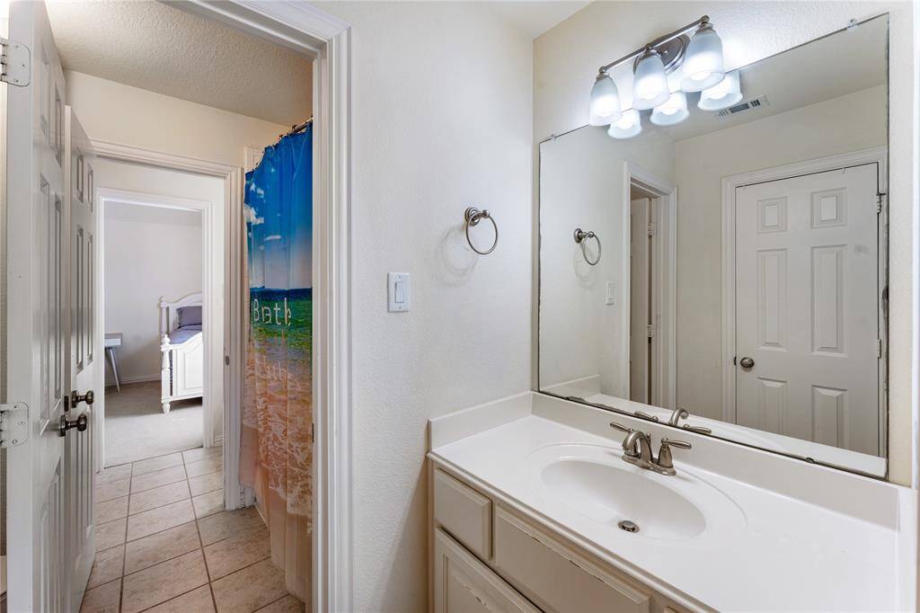Another look at the Jack and Jill bathroom.