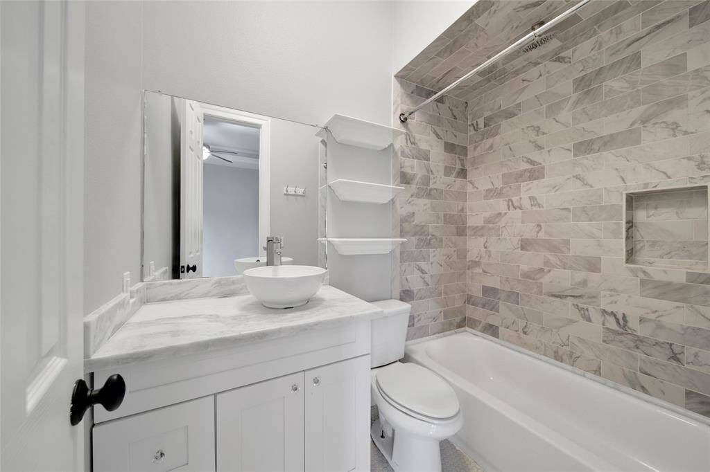 Ensuite Bathroom 2