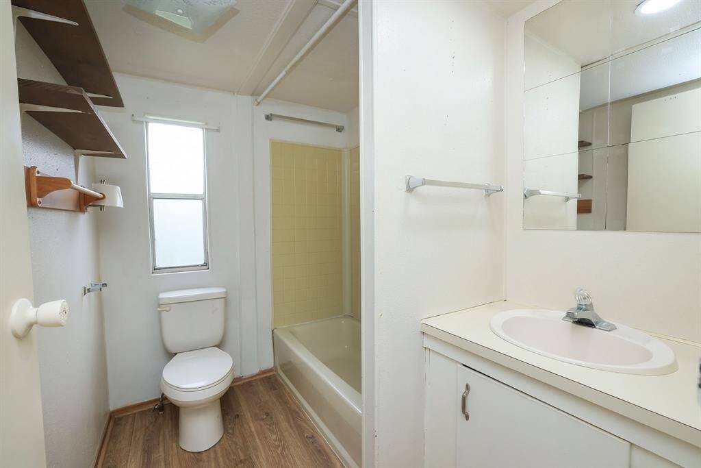 Second full bath with shower/tub combo