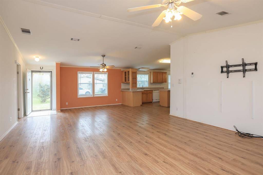 Living room adjoins breakfast area