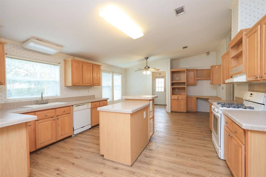 Lots of storage & counter space in kitchen