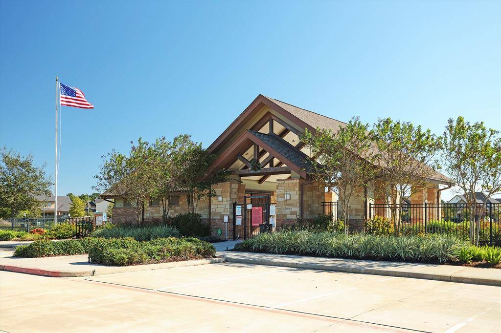 Welcome to Hayden Lakes! This great neighborhood offers a community clubhouse surrounded by landscaped greenery and trees.