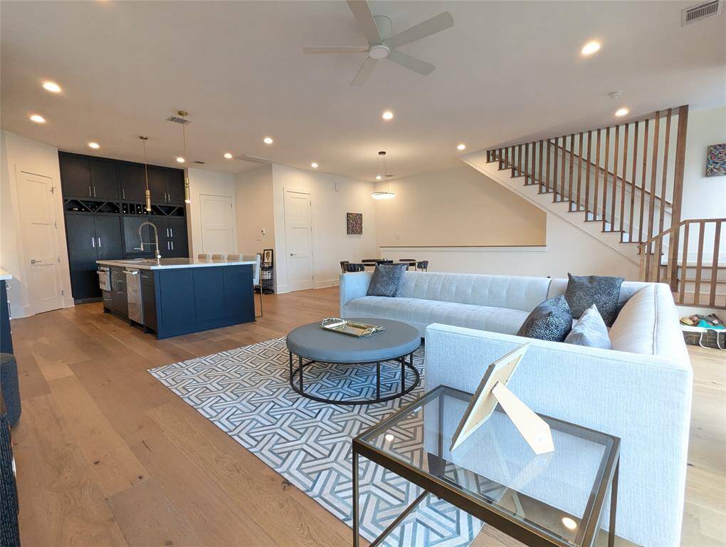LARGE LIVING AREA