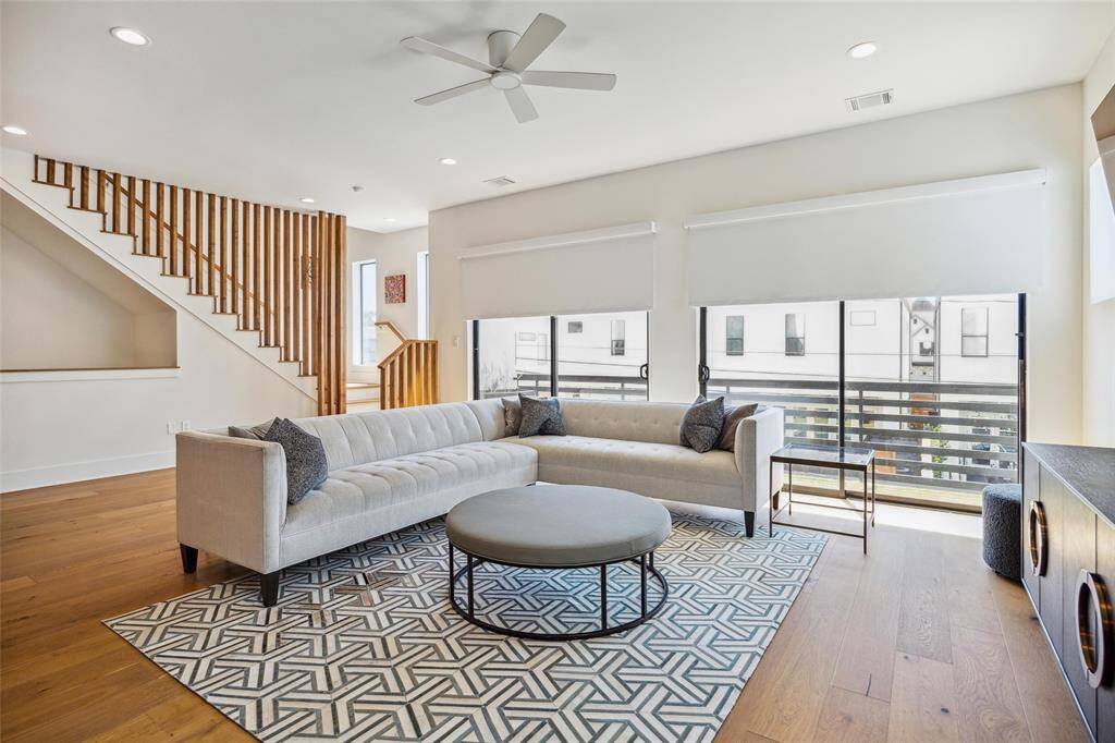 LARGE SLIDING DOORS LEADING TO THE BALCONY