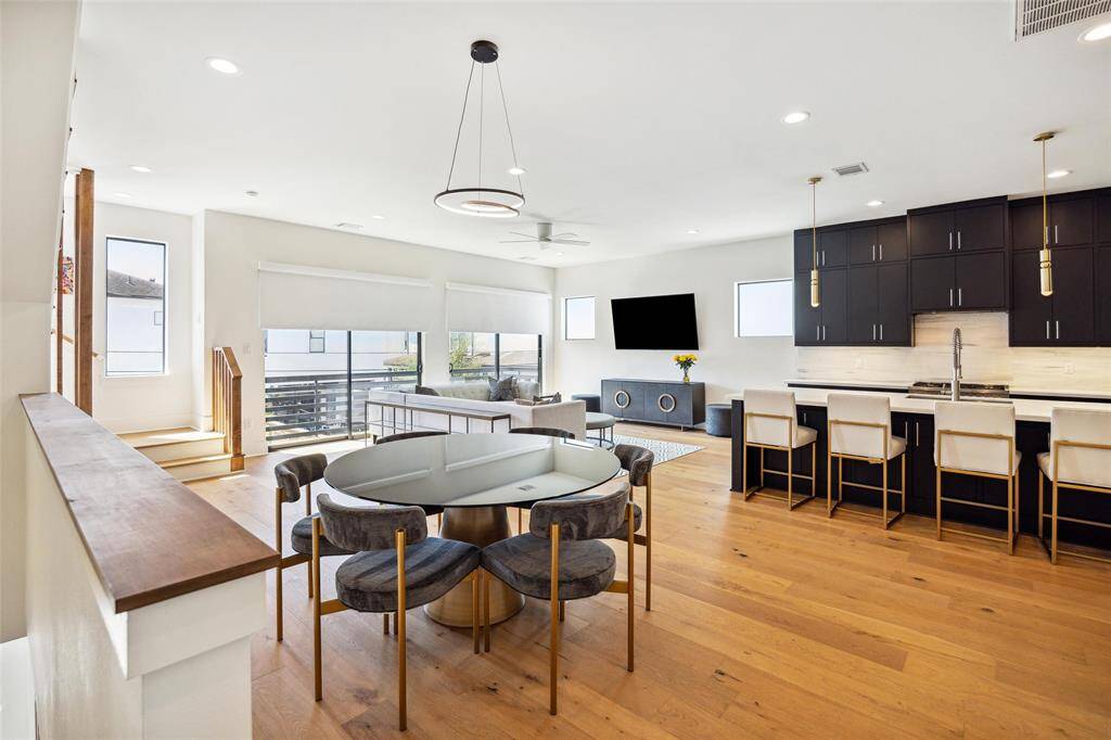 BREAKFAST/DINING AREA