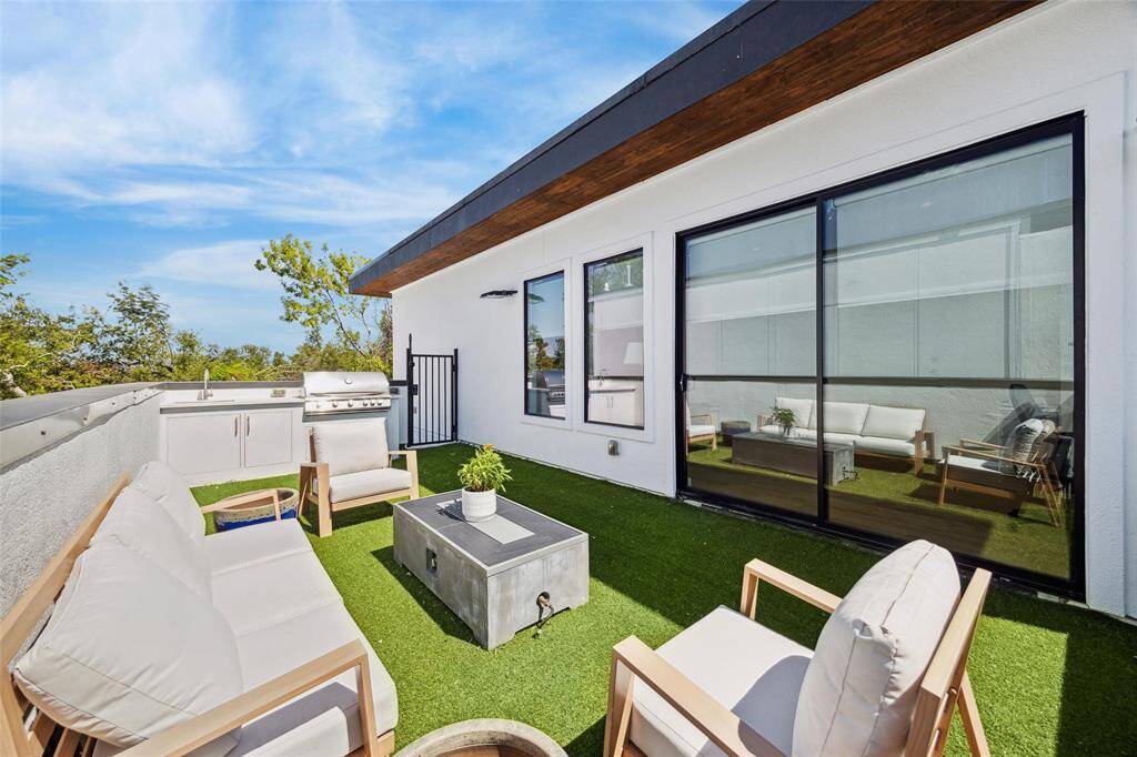 RELAX ON YOUR OUTDOOR LIVING SPACE