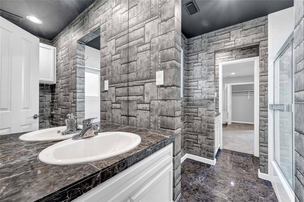 Jack and Jill bath upstair between the two secondary bedrooms.