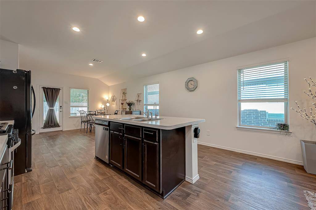 Kitchen bar area