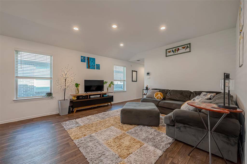 Large and spacious living room for entertaining.
